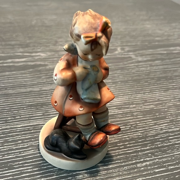 Vintage M.I. Hummel # 133 Mother’s Helper figurine. TMK 3 1960’s - Picture 2 of 8